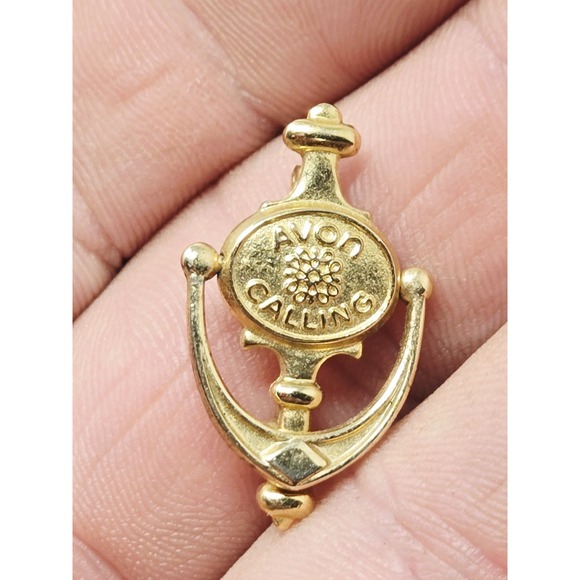 Avon Jewelry - Vtg AVON Calling Door Knocker Service PIN Gold Tone Lapel PIN